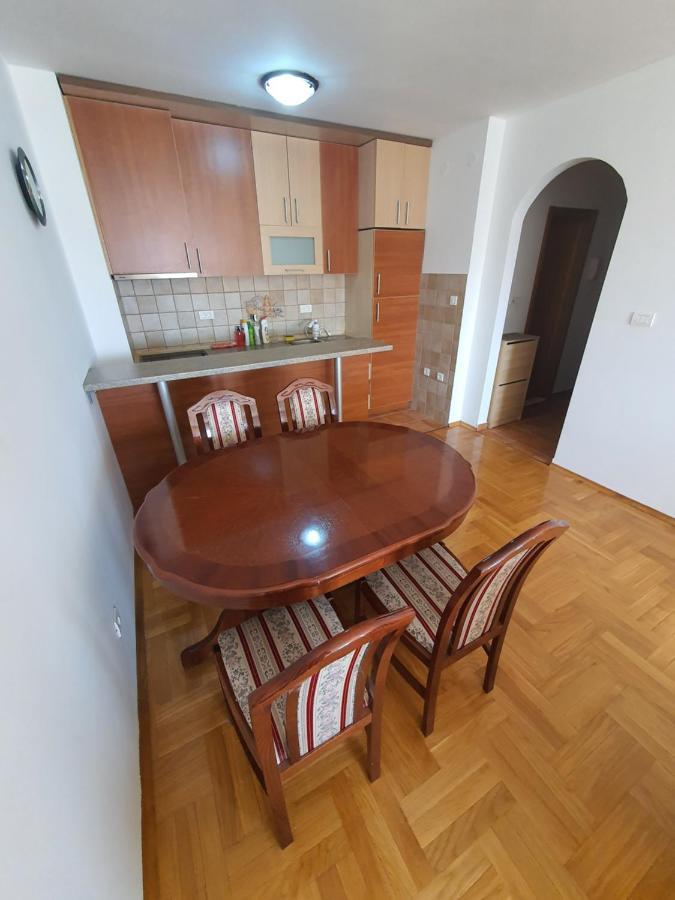 Oksana Apartment 포드고리차 외부 사진