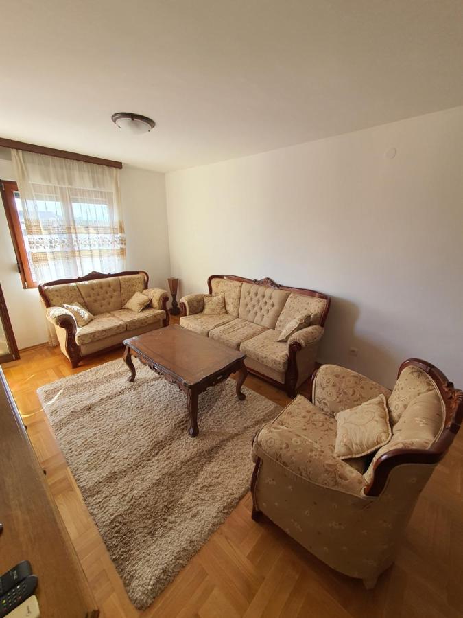 Oksana Apartment 포드고리차 외부 사진